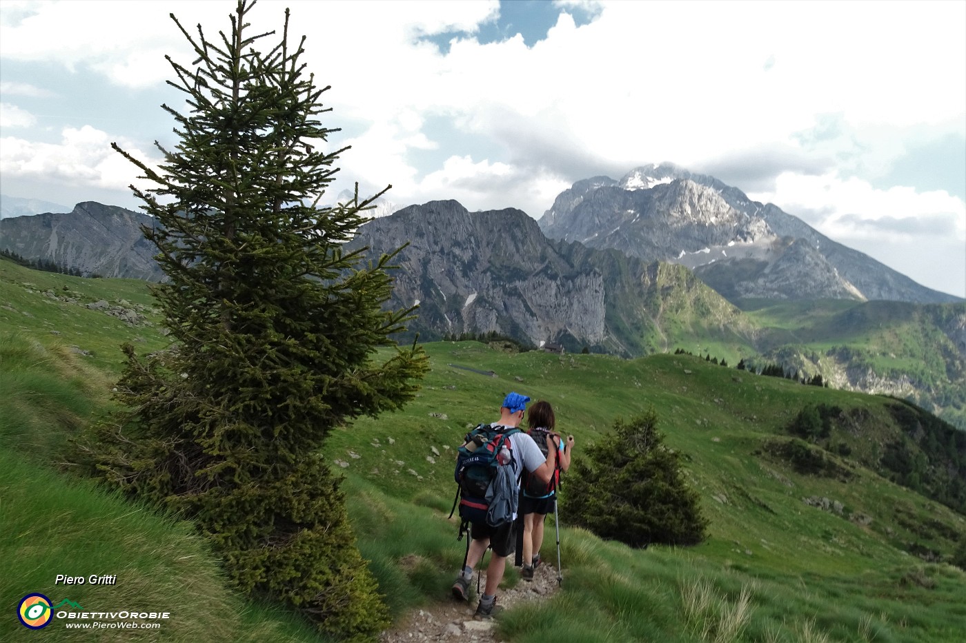 94 Scendendo alla Baita di Campo bella vista in Arera.JPG